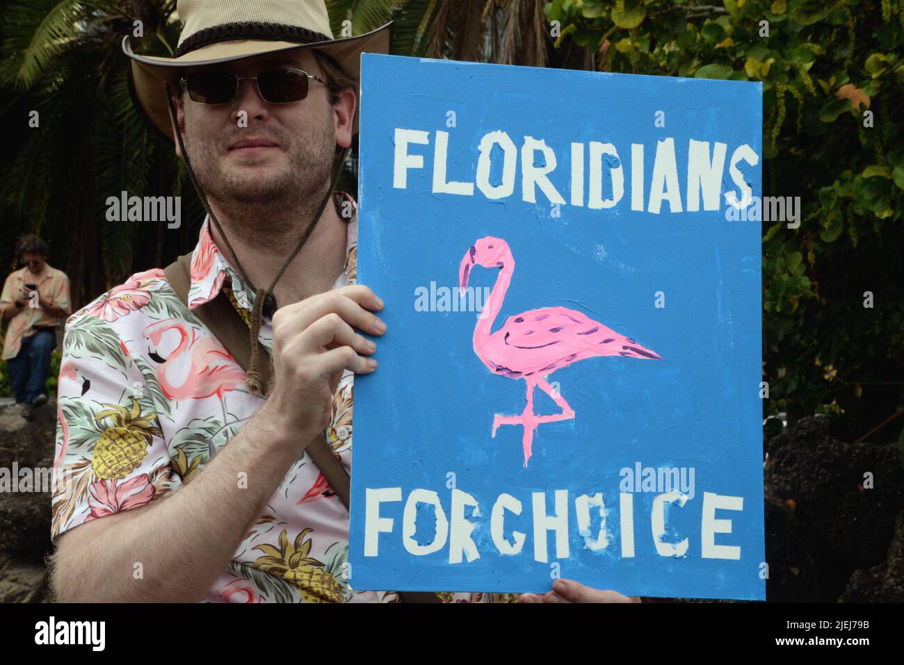 Melbourne, Comté de Brevard, Floride, États-Unis. 26 juin 2022. Les manifestants contre la décision de la Cour suprême des États-Unis (SCOTUS) de renverser Roe c. Wade se sont rassemblés sur la chaussée de l'eau Gallie POUR un rassemblement de femmes pour les droits en matière de reproduction et les personnes avec uteruses! Crédit : Julian Leek/Alay Live News Banque D'Images