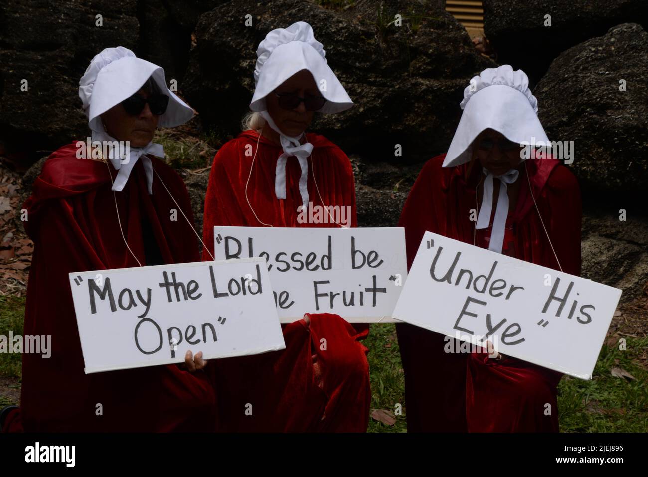 Melbourne, Comté de Brevard, Floride, États-Unis. 26 juin 2022. Les manifestants contre la décision de la Cour suprême des États-Unis (SCOTUS) de renverser Roe c. Wade se sont rassemblés sur la chaussée de l'eau Gallie POUR un rassemblement de femmes pour les droits en matière de reproduction et les personnes avec uteruses! Crédit : Julian Leek/Alay Live News Banque D'Images