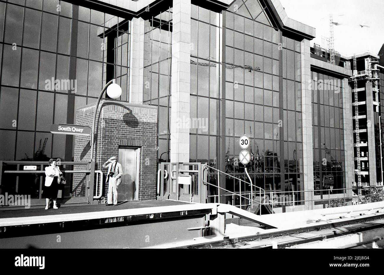 Le siège du quotidien Telegraph, derrière la gare de South Quay, sur le Docklands Light Railway à Londres, sur 1 septembre 1987. Le groupe de journaux y a déménagé de Fleet Street en 1987. Banque D'Images