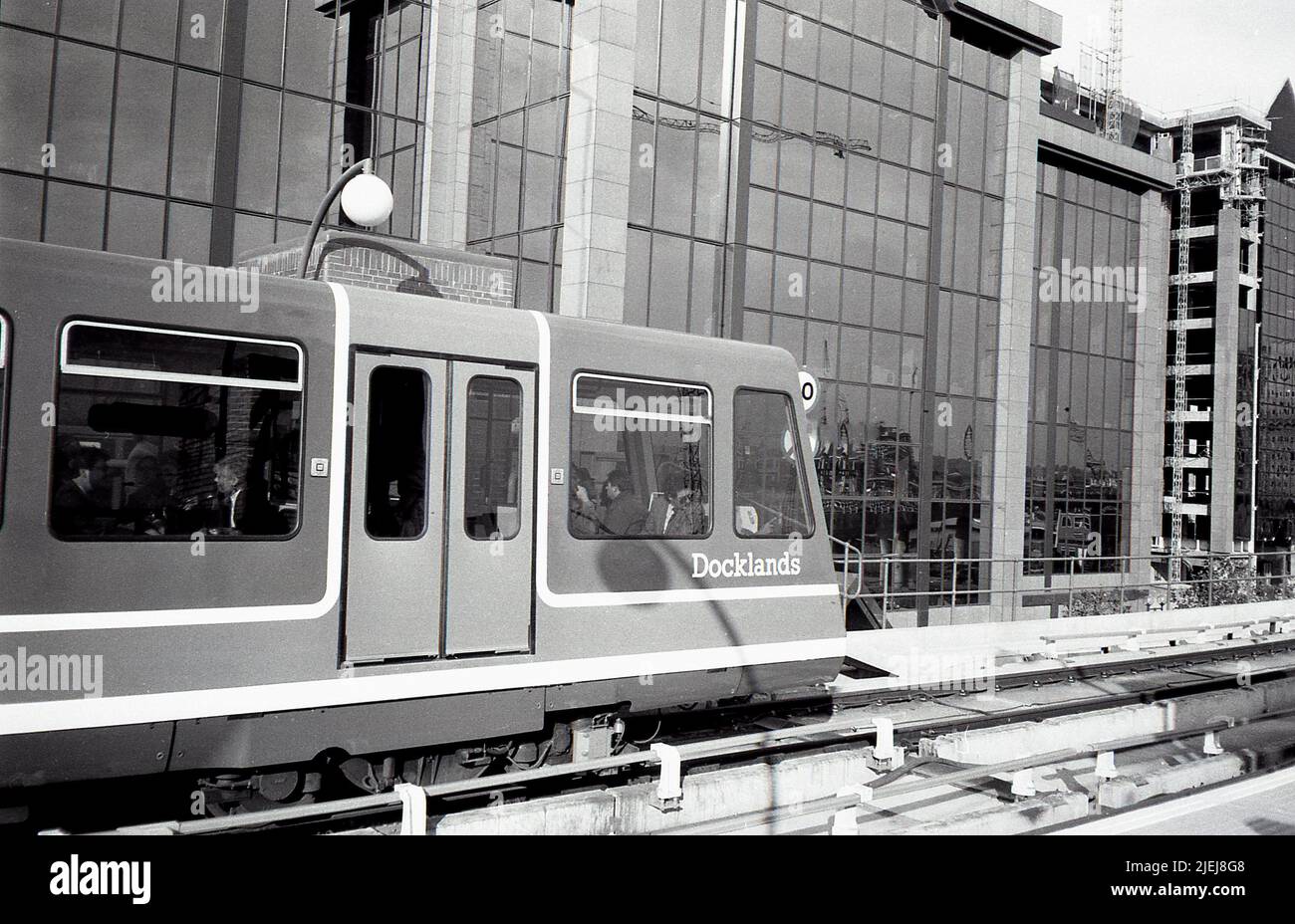 Le siège du quotidien Telegraph, derrière la gare de South Quay, sur le Docklands Light Railway à Londres, sur 1 septembre 1987. Le groupe de journaux y a déménagé de Fleet Street en 1987. Banque D'Images