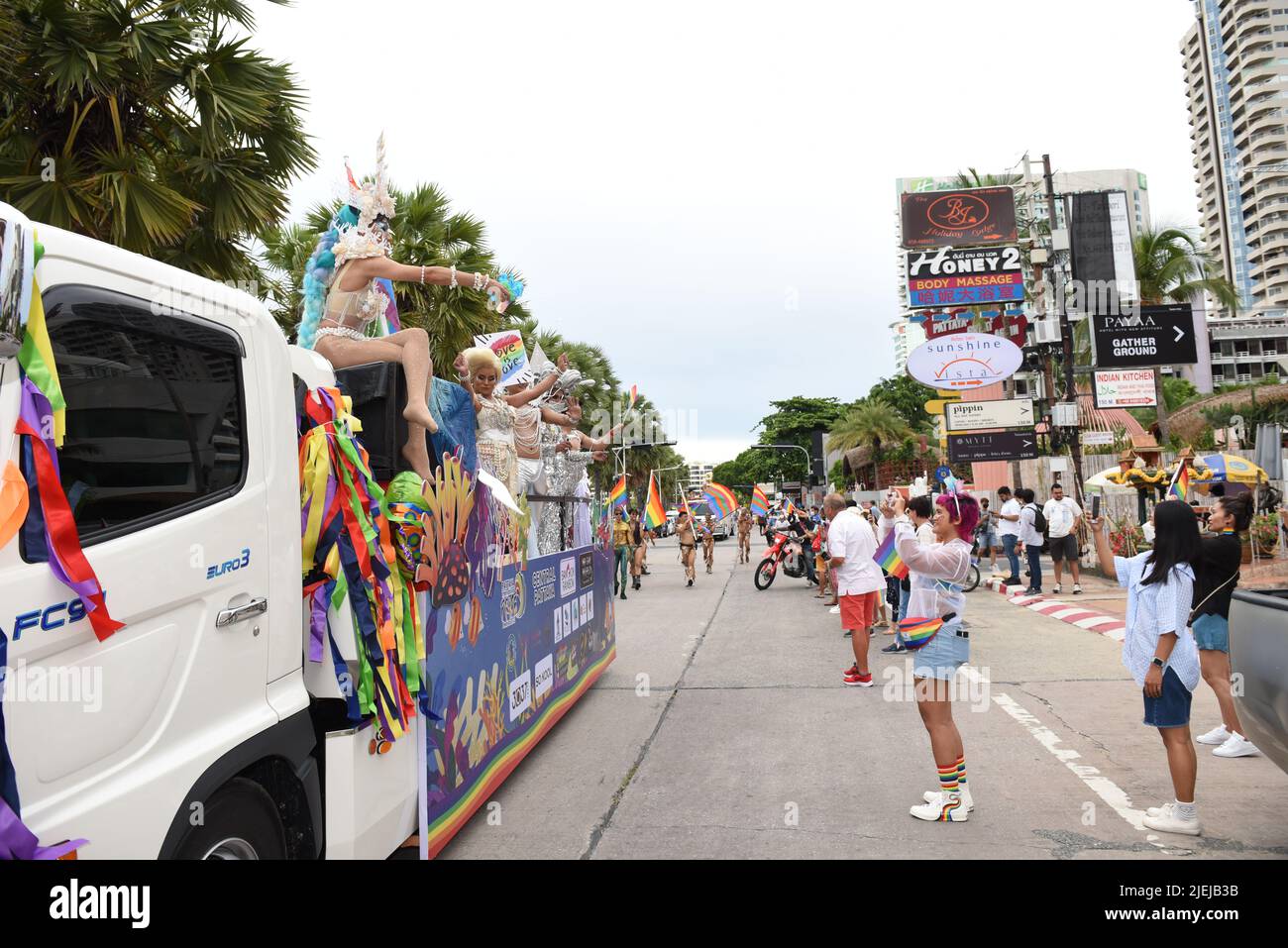 Pattaya, Thaïlande. 25th juin 2022. Les membres et les alliés de la communauté LGBTQ participent à Pride à l'événement "Pattaya International Pride Festival 2022" sur Pattaya second Road. Marcher jusqu'à Beach Road, Pattaya, province de Chonburi, Thaïlande pour célébrer le mois de la fierté et soutenir l'égalité des sexes. (Photo de Teera Noisakran/Pacific Press) Credit: Pacific Press Media production Corp./Alay Live News Banque D'Images