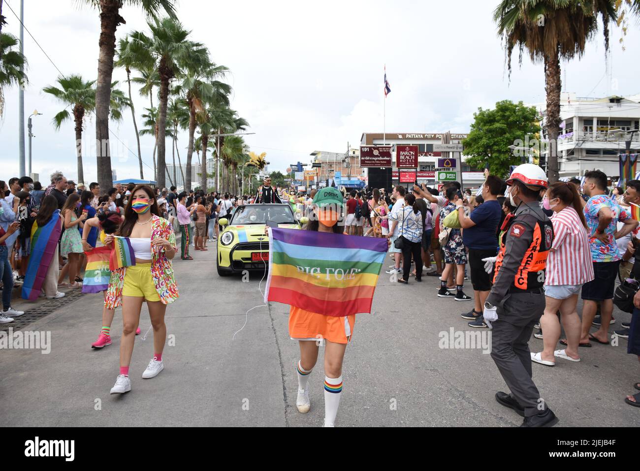 Pattaya, Thaïlande. 25th juin 2022. Les membres et les alliés de la communauté LGBTQ participent à Pride à l'événement "Pattaya International Pride Festival 2022" sur Pattaya second Road. Marcher jusqu'à Beach Road, Pattaya, province de Chonburi, Thaïlande pour célébrer le mois de la fierté et soutenir l'égalité des sexes. (Photo de Teera Noisakran/Pacific Press) Credit: Pacific Press Media production Corp./Alay Live News Banque D'Images