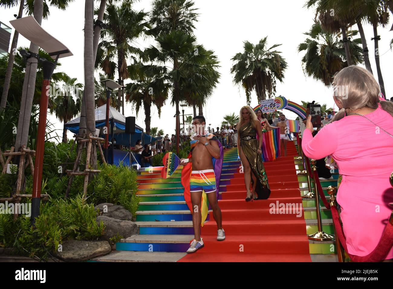 Pattaya, Thaïlande. 25th juin 2022. Les membres et les alliés de la communauté LGBTQ participent à Pride à l'événement "Pattaya International Pride Festival 2022" sur Pattaya second Road. Marcher jusqu'à Beach Road, Pattaya, province de Chonburi, Thaïlande pour célébrer le mois de la fierté et soutenir l'égalité des sexes. (Photo de Teera Noisakran/Pacific Press) Credit: Pacific Press Media production Corp./Alay Live News Banque D'Images