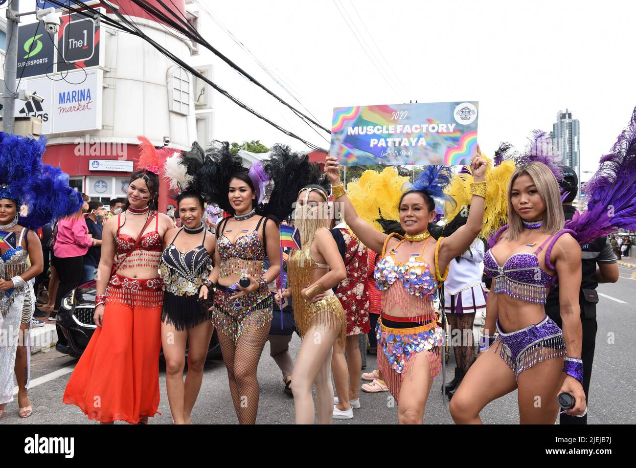 Pattaya, Chonburi, Thaïlande. 25th juin 2022. Les membres et alliés de la communauté LGBTQ participent à Pride à l'événement « Pattaya International Pride Festival 2022 » sur Pattaya second Road. Marcher jusqu'à Beach Road, Pattaya, province de Chonburi, Thaïlande pour célébrer le mois de la fierté et soutenir l'égalité des sexes. (Credit image: © Teera Noisakran/Pacific Press via ZUMA Press Wire) Banque D'Images