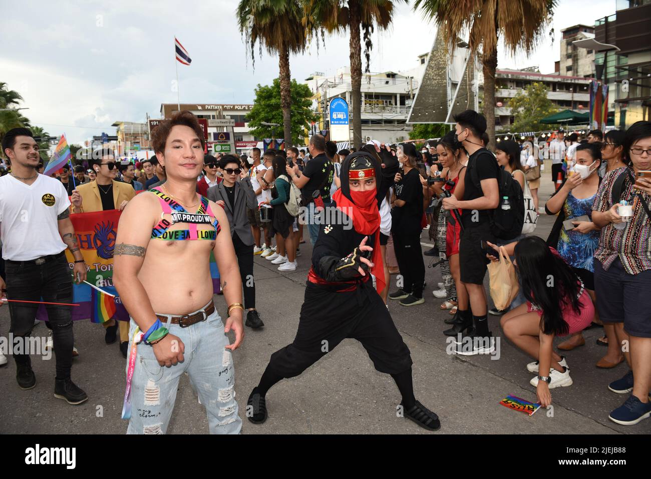 Pattaya, Thaïlande. 25th juin 2022. Les membres et les alliés de la communauté LGBTQ participent à Pride à l'événement "Pattaya International Pride Festival 2022" sur Pattaya second Road. Marcher jusqu'à Beach Road, Pattaya, province de Chonburi, Thaïlande pour célébrer le mois de la fierté et soutenir l'égalité des sexes. (Photo de Teera Noisakran/Pacific Press) Credit: Pacific Press Media production Corp./Alay Live News Banque D'Images