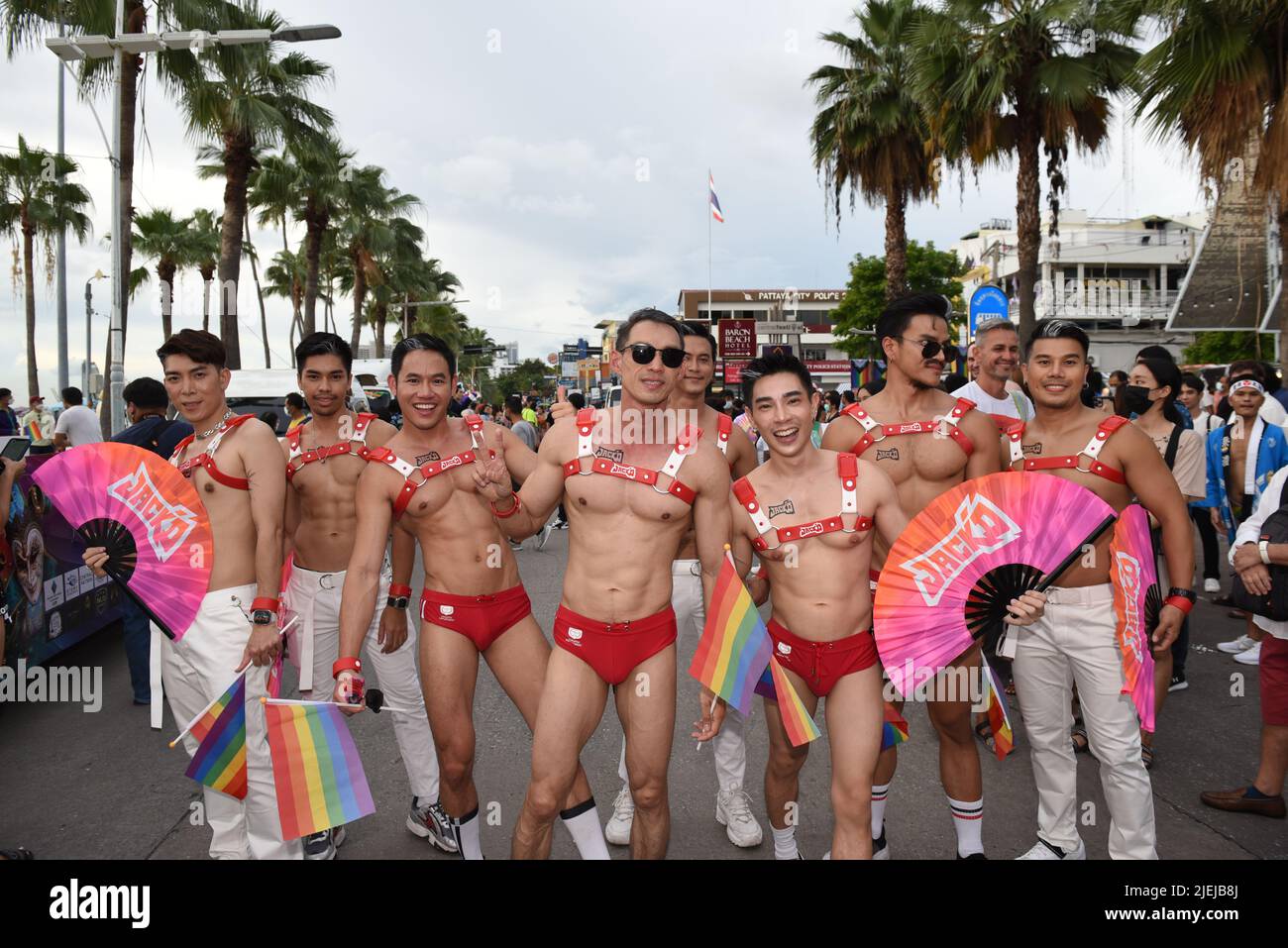Pattaya, Thaïlande. 25th juin 2022. Les membres et les alliés de la communauté LGBTQ participent à Pride à l'événement "Pattaya International Pride Festival 2022" sur Pattaya second Road. Marcher jusqu'à Beach Road, Pattaya, province de Chonburi, Thaïlande pour célébrer le mois de la fierté et soutenir l'égalité des sexes. (Photo de Teera Noisakran/Pacific Press) Credit: Pacific Press Media production Corp./Alay Live News Banque D'Images