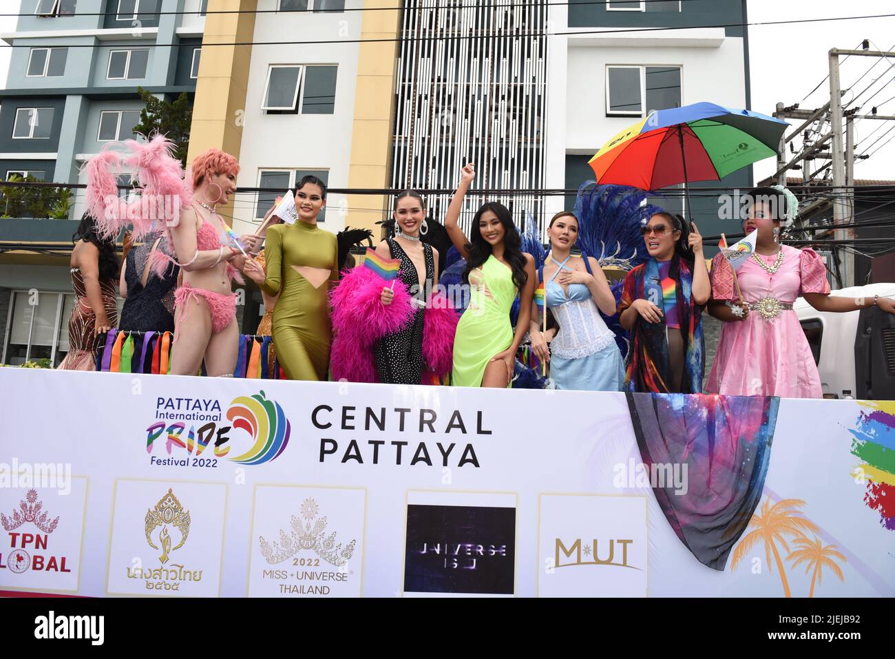 Pattaya, Thaïlande. 25th juin 2022. Les membres et les alliés de la communauté LGBTQ participent à Pride à l'événement "Pattaya International Pride Festival 2022" sur Pattaya second Road. Marcher jusqu'à Beach Road, Pattaya, province de Chonburi, Thaïlande pour célébrer le mois de la fierté et soutenir l'égalité des sexes. (Photo de Teera Noisakran/Pacific Press) Credit: Pacific Press Media production Corp./Alay Live News Banque D'Images