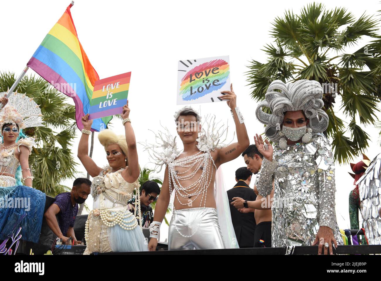 Pattaya, Thaïlande. 25th juin 2022. Les membres et les alliés de la communauté LGBTQ participent à Pride à l'événement "Pattaya International Pride Festival 2022" sur Pattaya second Road. Marcher jusqu'à Beach Road, Pattaya, province de Chonburi, Thaïlande pour célébrer le mois de la fierté et soutenir l'égalité des sexes. (Photo de Teera Noisakran/Pacific Press) Credit: Pacific Press Media production Corp./Alay Live News Banque D'Images