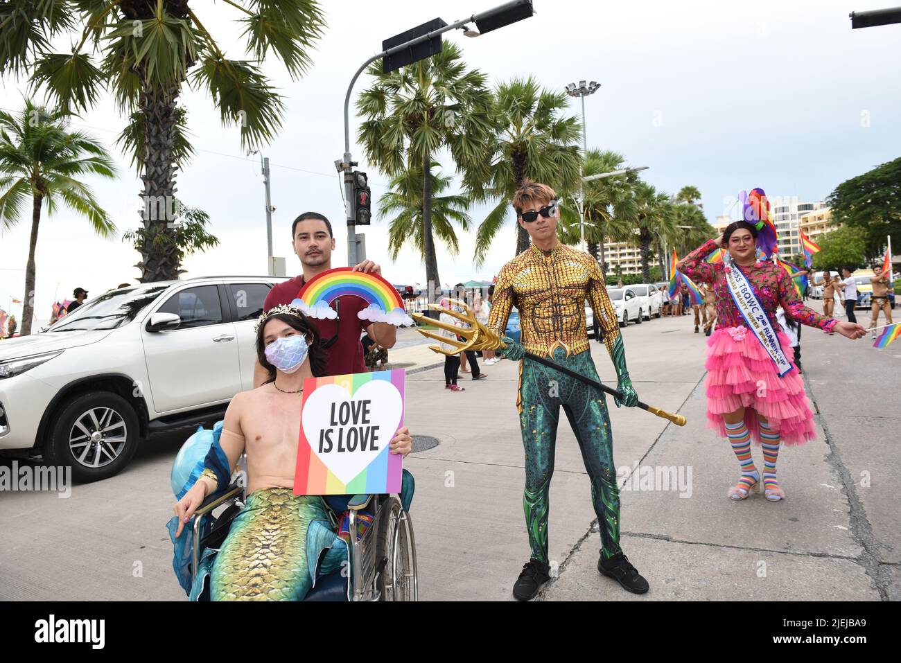 Pattaya, Thaïlande. 25th juin 2022. Les membres et les alliés de la communauté LGBTQ participent à Pride à l'événement "Pattaya International Pride Festival 2022" sur Pattaya second Road. Marcher jusqu'à Beach Road, Pattaya, province de Chonburi, Thaïlande pour célébrer le mois de la fierté et soutenir l'égalité des sexes. (Photo de Teera Noisakran/Pacific Press) Credit: Pacific Press Media production Corp./Alay Live News Banque D'Images