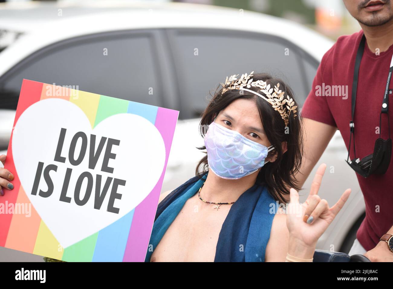 Pattaya, Thaïlande. 25th juin 2022. Les membres et les alliés de la communauté LGBTQ participent à Pride à l'événement "Pattaya International Pride Festival 2022" sur Pattaya second Road. Marcher jusqu'à Beach Road, Pattaya, province de Chonburi, Thaïlande pour célébrer le mois de la fierté et soutenir l'égalité des sexes. (Photo de Teera Noisakran/Pacific Press) Credit: Pacific Press Media production Corp./Alay Live News Banque D'Images