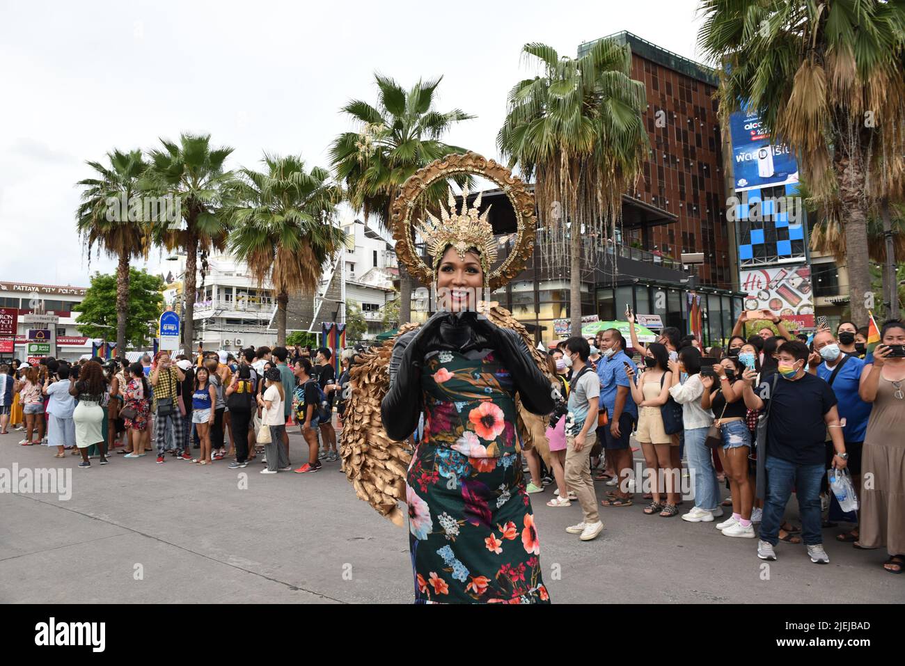 Pattaya, Thaïlande. 25th juin 2022. Les membres et les alliés de la communauté LGBTQ participent à Pride à l'événement "Pattaya International Pride Festival 2022" sur Pattaya second Road. Marcher jusqu'à Beach Road, Pattaya, province de Chonburi, Thaïlande pour célébrer le mois de la fierté et soutenir l'égalité des sexes. (Photo de Teera Noisakran/Pacific Press) Credit: Pacific Press Media production Corp./Alay Live News Banque D'Images