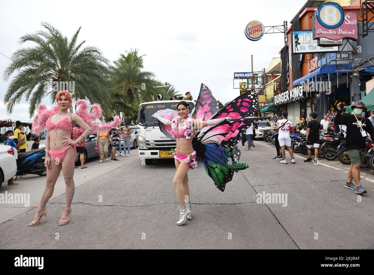 Pattaya, Thaïlande. 25th juin 2022. Les membres et les alliés de la communauté LGBTQ participent à Pride à l'événement "Pattaya International Pride Festival 2022" sur Pattaya second Road. Marcher jusqu'à Beach Road, Pattaya, province de Chonburi, Thaïlande pour célébrer le mois de la fierté et soutenir l'égalité des sexes. (Photo de Teera Noisakran/Pacific Press) Credit: Pacific Press Media production Corp./Alay Live News Banque D'Images
