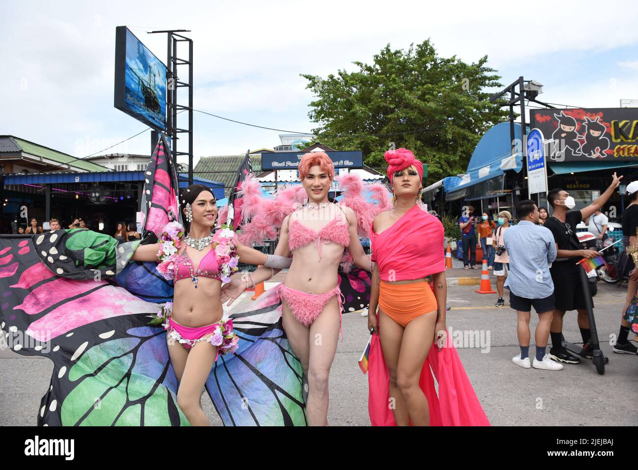 Pattaya, Thaïlande. 25th juin 2022. Les membres et les alliés de la communauté LGBTQ participent à Pride à l'événement "Pattaya International Pride Festival 2022" sur Pattaya second Road. Marcher jusqu'à Beach Road, Pattaya, province de Chonburi, Thaïlande pour célébrer le mois de la fierté et soutenir l'égalité des sexes. (Photo de Teera Noisakran/Pacific Press) Credit: Pacific Press Media production Corp./Alay Live News Banque D'Images
