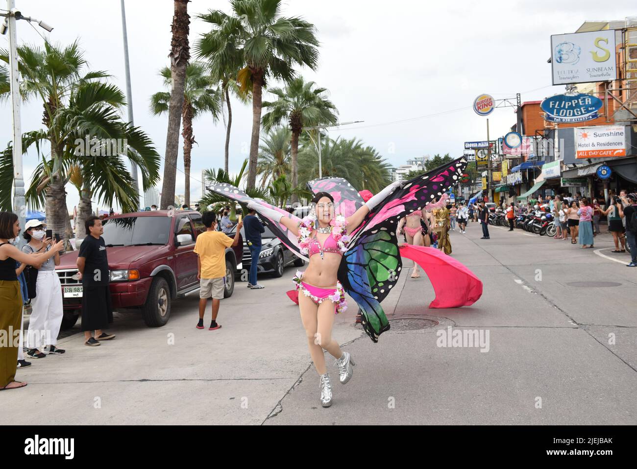 Pattaya, Thaïlande. 25th juin 2022. Les membres et les alliés de la communauté LGBTQ participent à Pride à l'événement "Pattaya International Pride Festival 2022" sur Pattaya second Road. Marcher jusqu'à Beach Road, Pattaya, province de Chonburi, Thaïlande pour célébrer le mois de la fierté et soutenir l'égalité des sexes. (Photo de Teera Noisakran/Pacific Press) Credit: Pacific Press Media production Corp./Alay Live News Banque D'Images