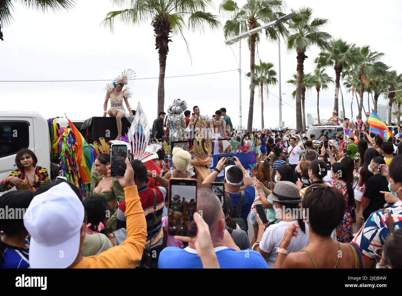 Pattaya, Thaïlande. 25th juin 2022. Les membres et les alliés de la communauté LGBTQ participent à Pride à l'événement "Pattaya International Pride Festival 2022" sur Pattaya second Road. Marcher jusqu'à Beach Road, Pattaya, province de Chonburi, Thaïlande pour célébrer le mois de la fierté et soutenir l'égalité des sexes. (Photo de Teera Noisakran/Pacific Press) Credit: Pacific Press Media production Corp./Alay Live News Banque D'Images