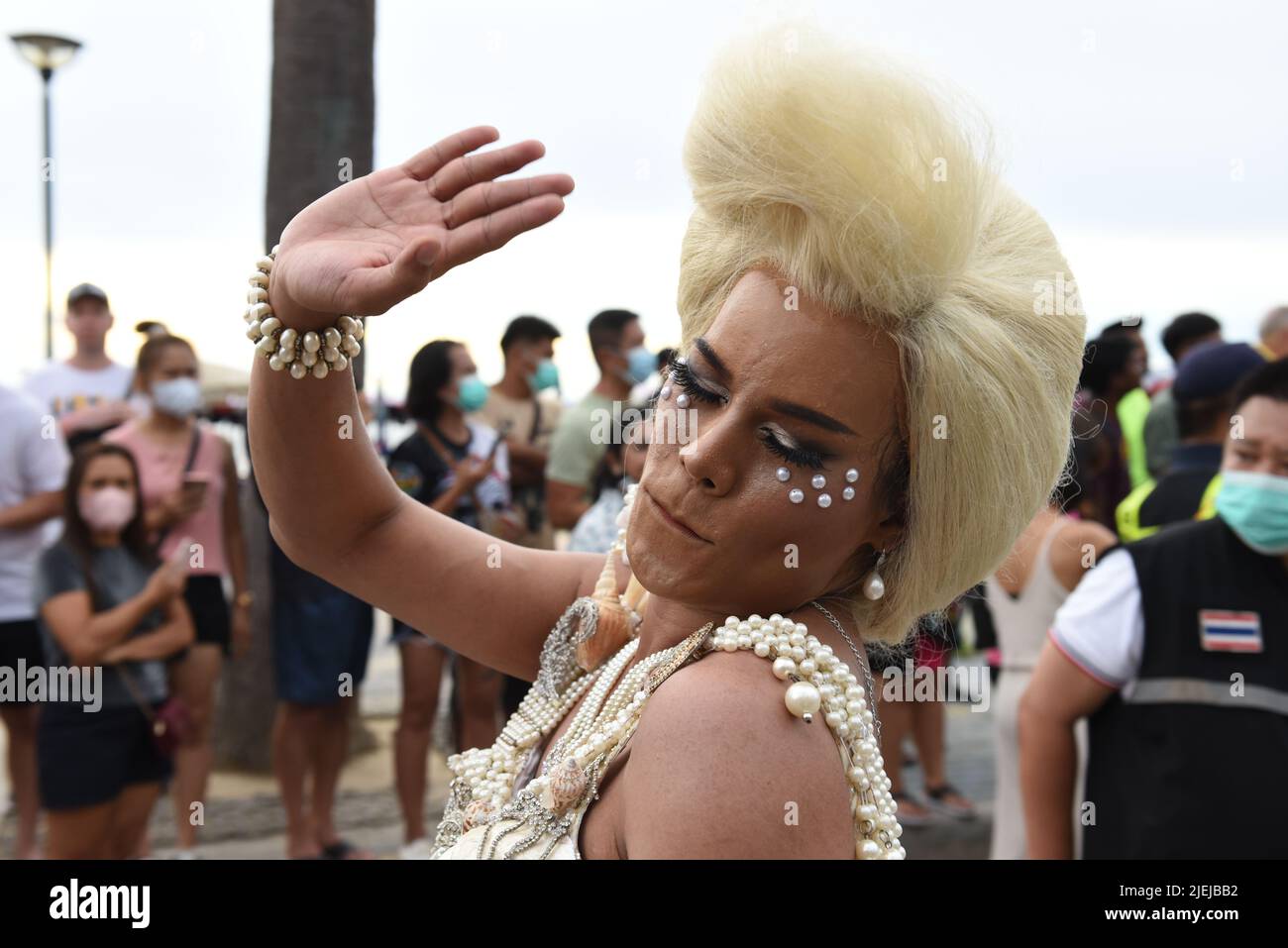 Pattaya, Thaïlande. 25th juin 2022. Les membres et les alliés de la communauté LGBTQ participent à Pride à l'événement "Pattaya International Pride Festival 2022" sur Pattaya second Road. Marcher jusqu'à Beach Road, Pattaya, province de Chonburi, Thaïlande pour célébrer le mois de la fierté et soutenir l'égalité des sexes. (Photo de Teera Noisakran/Pacific Press) Credit: Pacific Press Media production Corp./Alay Live News Banque D'Images