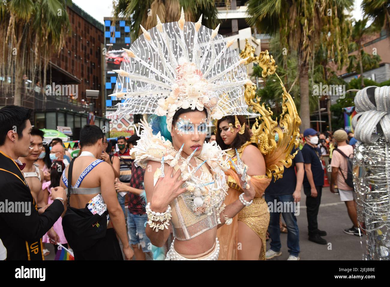 Pattaya, Thaïlande. 25th juin 2022. Les membres et les alliés de la communauté LGBTQ participent à Pride à l'événement "Pattaya International Pride Festival 2022" sur Pattaya second Road. Marcher jusqu'à Beach Road, Pattaya, province de Chonburi, Thaïlande pour célébrer le mois de la fierté et soutenir l'égalité des sexes. (Photo de Teera Noisakran/Pacific Press) Credit: Pacific Press Media production Corp./Alay Live News Banque D'Images