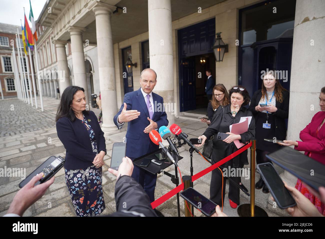 Taoiseach Micheál Martin Parle Aux Médias Après L'annonce Que Le ...