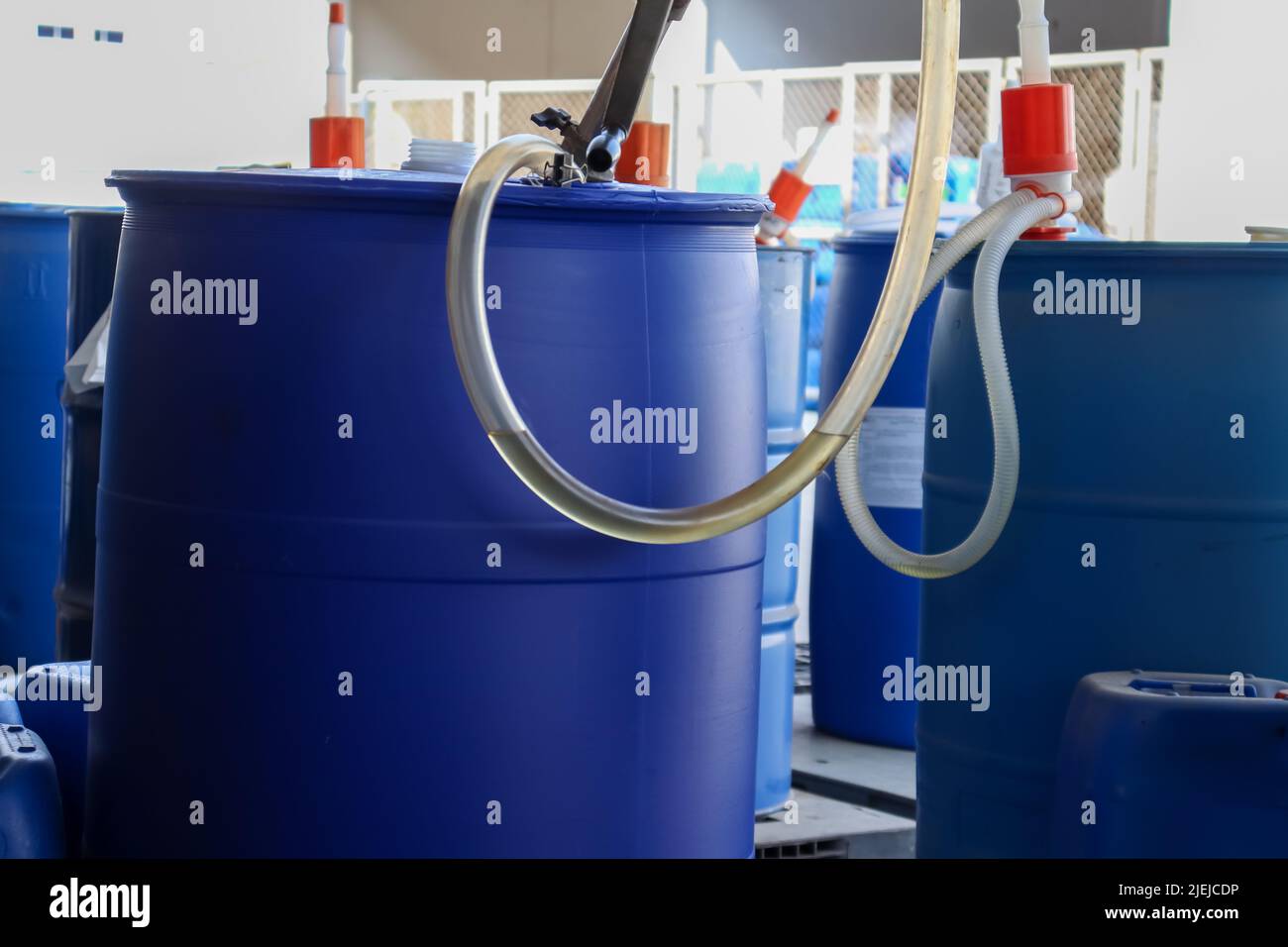 Réservoir de produits chimiques en usine et pompe Banque D'Images