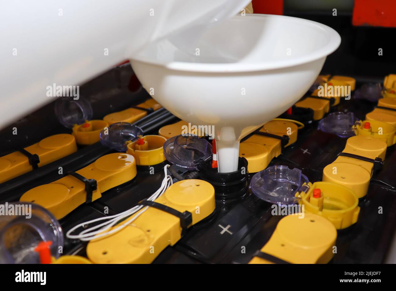 Réglez le niveau d'eau distillée de la batterie Photo Stock Alamy — free download