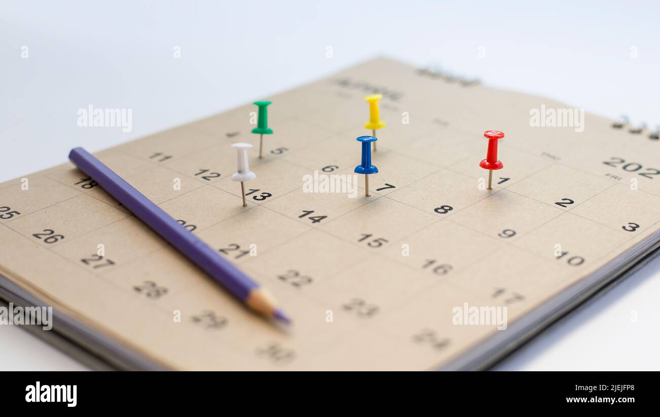 Un gros plan du calendrier sur la table brune le concept de planification. Banque D'Images