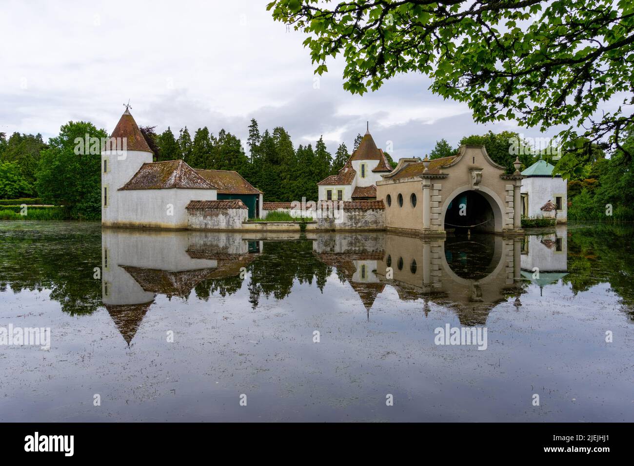 St. Andrews, Royaume-Uni - 21 juin 2022 : vue sur le village hollandais et le lac de Craigtoun Country Park Banque D'Images