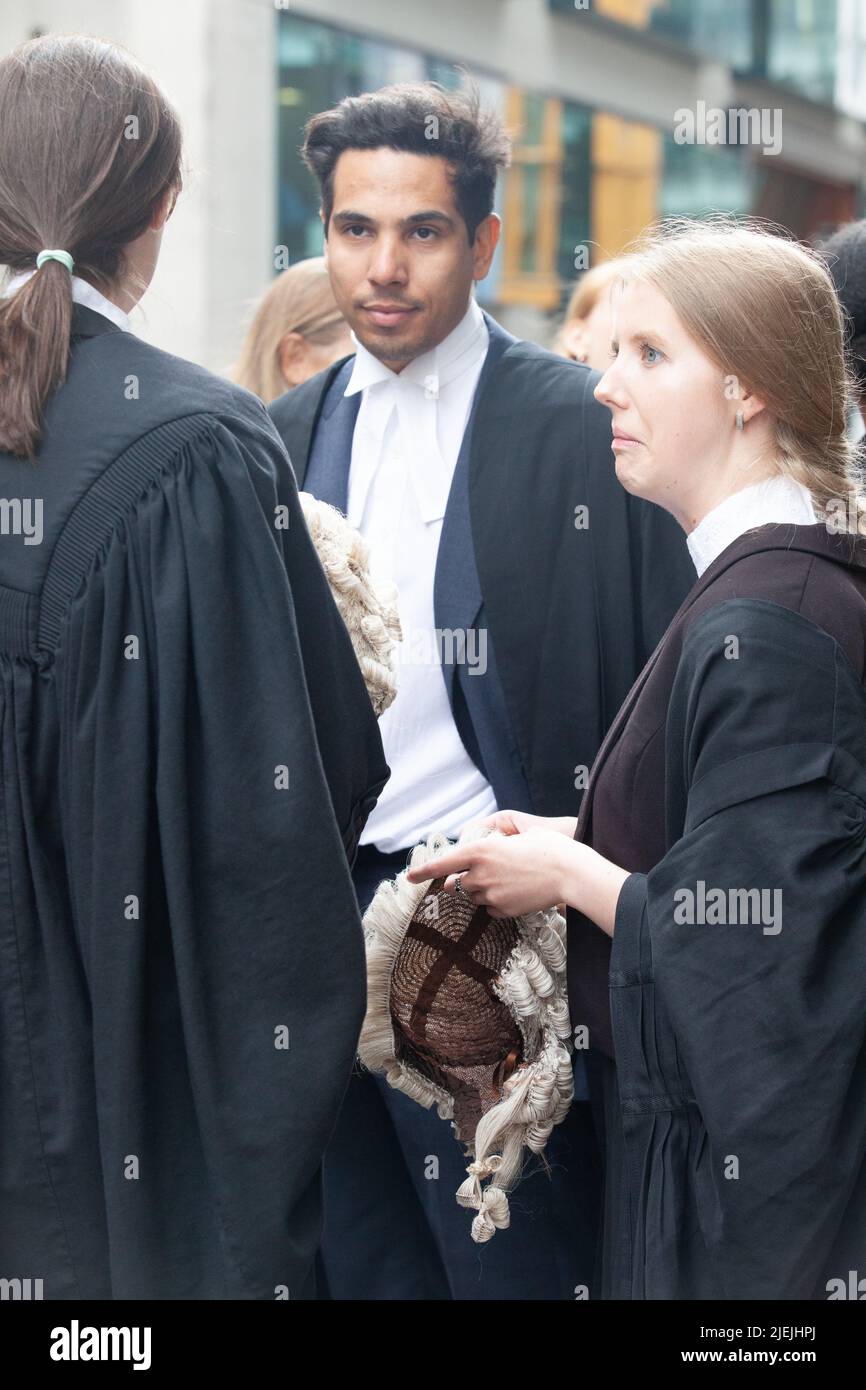 Londres, Royaume-Uni, 27 juin 2022 : à la Cour pénale centrale (Old Bailey), les barristers juniors forment une ligne de piquetage et sont en grève pour protester contre le salaire très bas qu'ils reçoivent pour des affaires criminelles, en dessous du salaire minimum. Les salaires sont si bas que la profession fait de la discrimination à l'égard du personnel nouvellement qualifié qui n'a pas d'argent familial pour les soutenir. Anna Watson/Alay Live News Banque D'Images