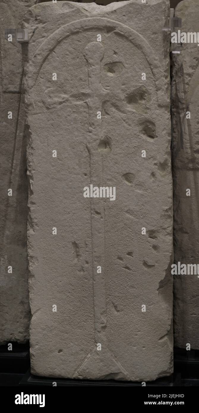 Tombe médiévale appartenant à l'une des anciennes tombes d'un cimetière, qui n'existe plus, située près de l'église Saint Augustin à Rabat (Victoria) sur l'île de Gozo, Malte. Selon la tradition, les pierres tombales ont marqué les tombes de personnages illustres qui ont accompagné le roi Louis IX de France dans sa croisade contre Tunis en 1270. Les navires français de retour ont été dispersés par une tempête. Certains de leurs équipages sont également morts de maladies. Plusieurs navires sont arrivés dans le port de Gozo, où les morts ont été enterrés. Musée d'archéologie de Gozo. Cittadela de Victoria à Gozo. Malte. Banque D'Images