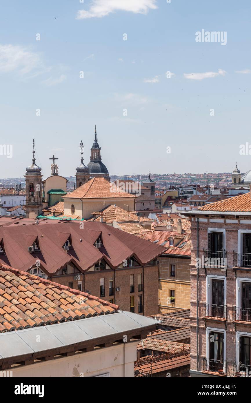 Couvre la ville de Madrid avec des dômes et des spires de plusieurs églises par une journée ensoleillée Banque D'Images