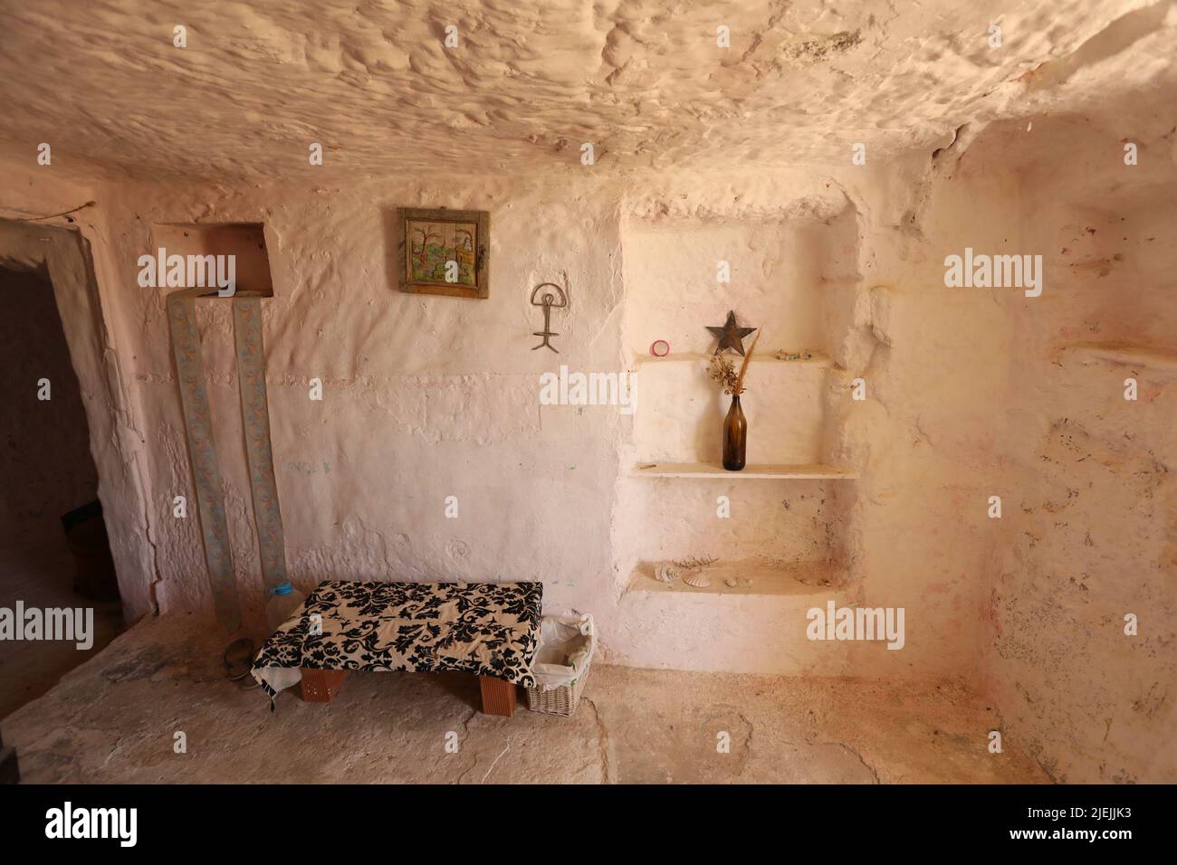 Salle blanche à l'intérieur d'une grotte naturelle. Refuge pour la méditation dans les montagnes Banque D'Images
