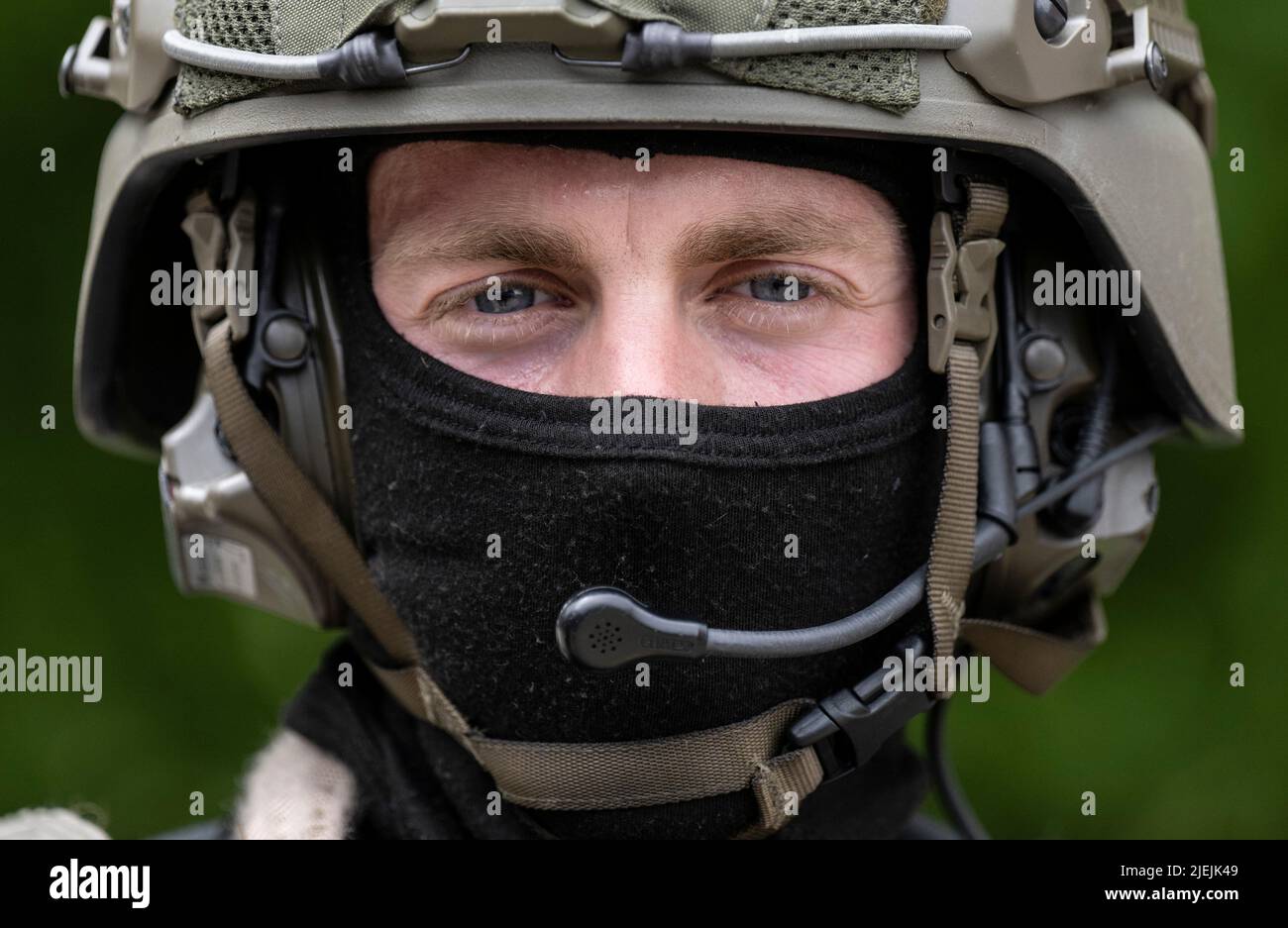 Mayence, Allemagne. 27th juin 2022. Un officier du Commandement des opérations spéciales (SEK) de la police de Rhénanie-Palatinat attend son affectation pendant un exercice. La SEK est répartie sur quatre sites en Rhénanie-Palatinat. Crédit : Boris Roessler/dpa/Alay Live News Banque D'Images