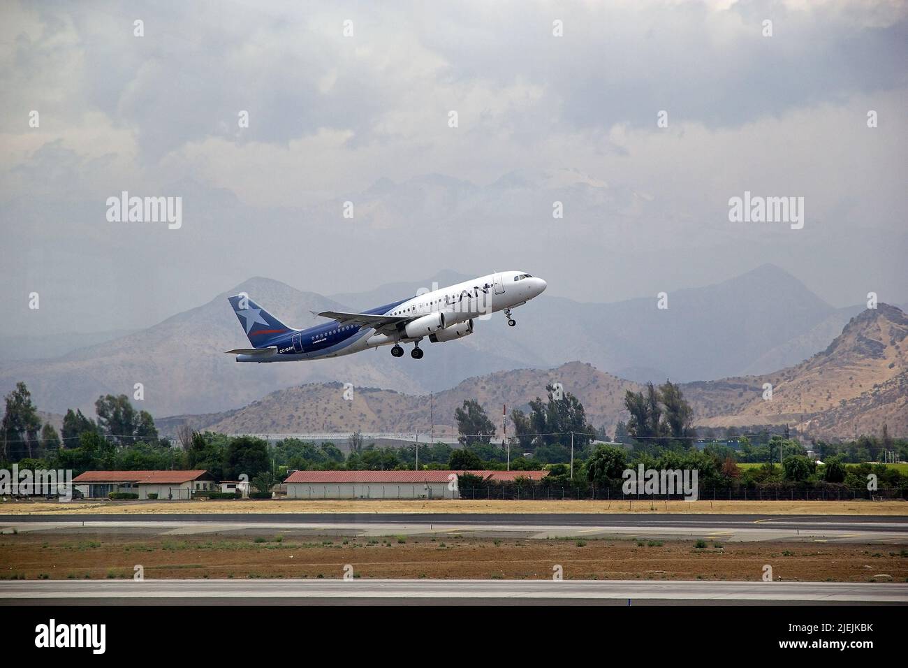 LAN Airlines airbus A320 à l'aéroport de Santiago, au Chili. LAN Airlines était le transporteur de drapeau jusqu'à la privatisation en 1990s. C'est le principal airlin Banque D'Images