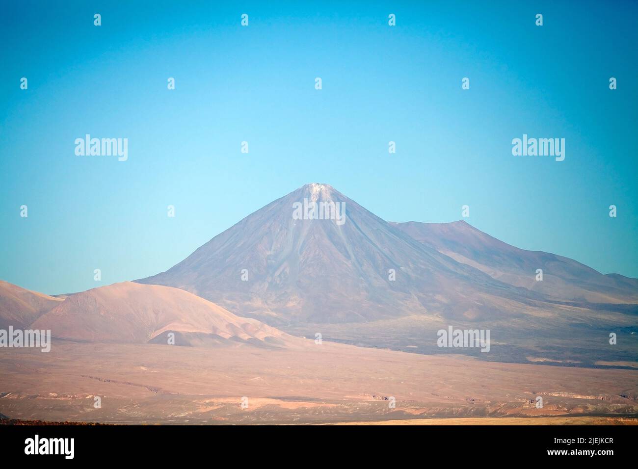 Sommet du volcan Licancabur dans le désert d'Atacama, Chili. Licancabur est un stratovolcan à la frontière entre le Chili et la Bolivie Banque D'Images