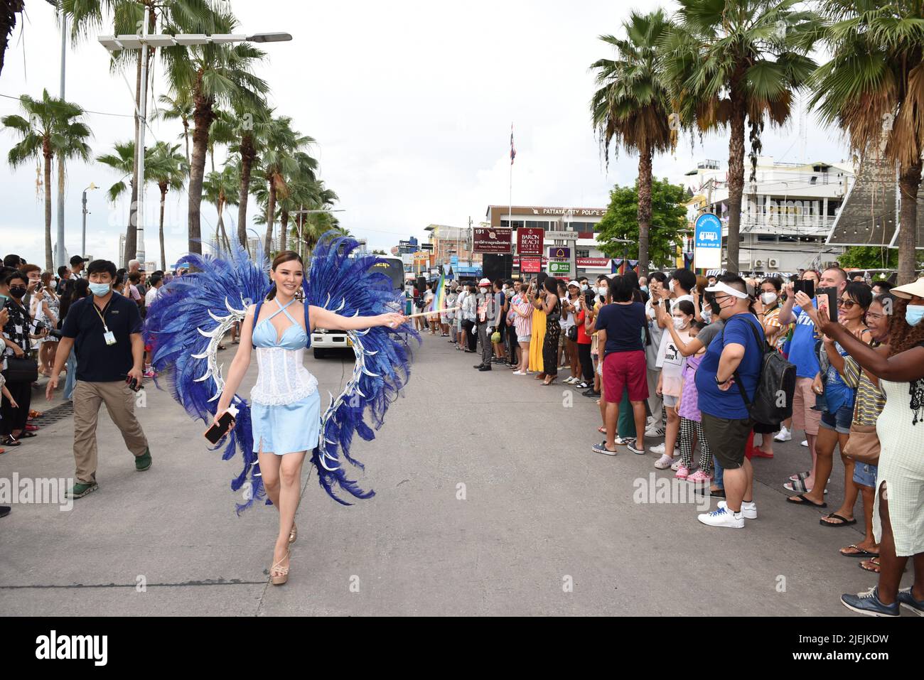 Pattaya, Chonburi, Thaïlande. 25th juin 2022. Les membres et alliés de la communauté LGBTQ participent à Pride à l'événement « Pattaya International Pride Festival 2022 » sur Pattaya second Road. Marcher jusqu'à Beach Road, Pattaya, province de Chonburi, Thaïlande pour célébrer le mois de la fierté et soutenir l'égalité des sexes. (Credit image: © Teera Noisakran/Pacific Press via ZUMA Press Wire) Banque D'Images