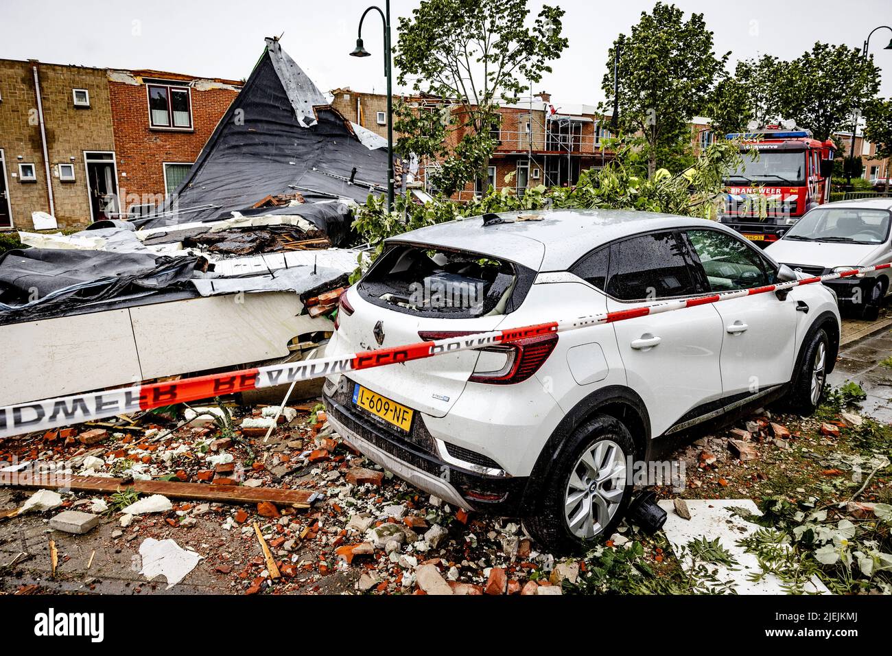 2022-06-27 13:39:04 ZIERIKZEE - dans Zierikzee, une tornade a causé des dommages considérables. Les tuiles de toit ont été soufflées des maisons et les arbres sont tombés. ANP JEFFREY GROENEWEG pays-bas hors - belgique hors Banque D'Images