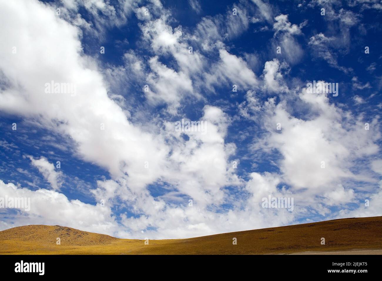 Paysage désertique d'Atacama avec ciel bleu et nuages, Chili. Le désert d'Atacama est un plateau en Amérique du Sud, bande de terre de la côte du Pacifique, à l'ouest de la Banque D'Images