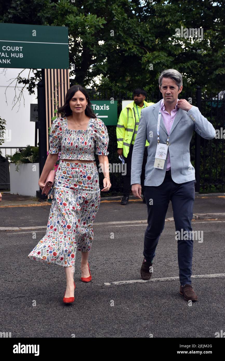 Londres, Royaume-Uni. 27th juin 2022. Lila Parsons. Le public et les célébrités arrivent pour le premier jour du tournoi de tennis de Wimbledon Lawn. Lilah Veronica Parsons est un DJ de radio anglais, présentateur de télévision, actrice et ancien modèle, mieux connu pour être un présentateur sur MTV, co-présentation de Capital Breakfast avec Dave Berry et George Shelley et l'hébergement d'une émission de radio solo sur coeur. Credit: JOHNNY ARMSTEAD/Alamy Live News Banque D'Images