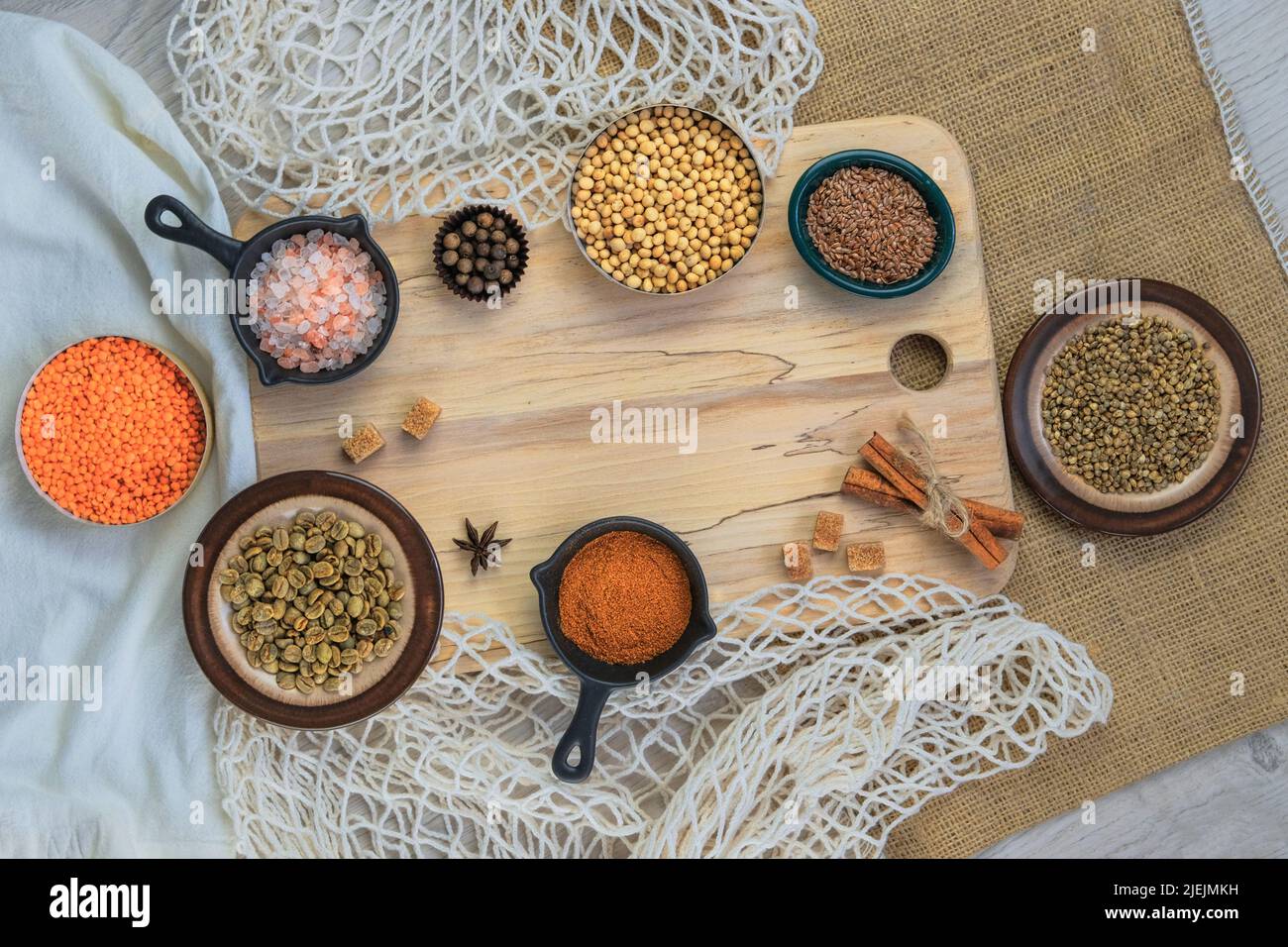 Placez les produits biologiques dans des bols. Sac écologique pour faire du shopping. Zéro gaspillage de produits agricoles d'achat et de stockage. Vue de dessus. Banque D'Images