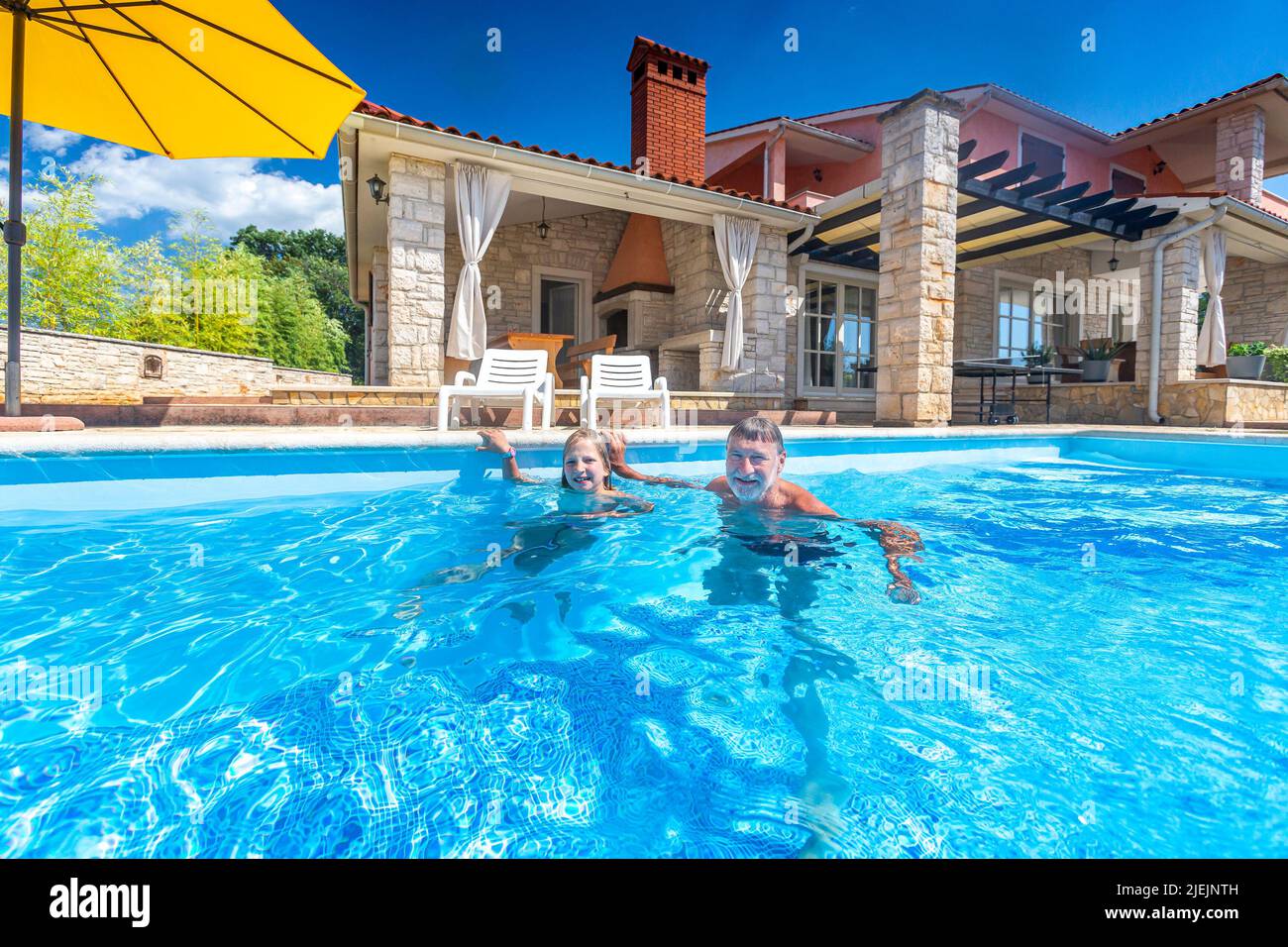 Croatie, Istrie, Pula, fille blonde et grand-père à la piscine Banque D'Images