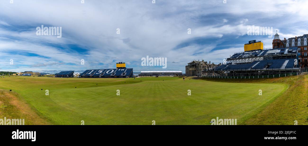 St. Andrews, Royaume-Uni - 22 juin 2022 : vue panoramique du 18th trous de l'ancien parcours de St. Andrew avec des stands pour le Championshi ouvert 150th Banque D'Images