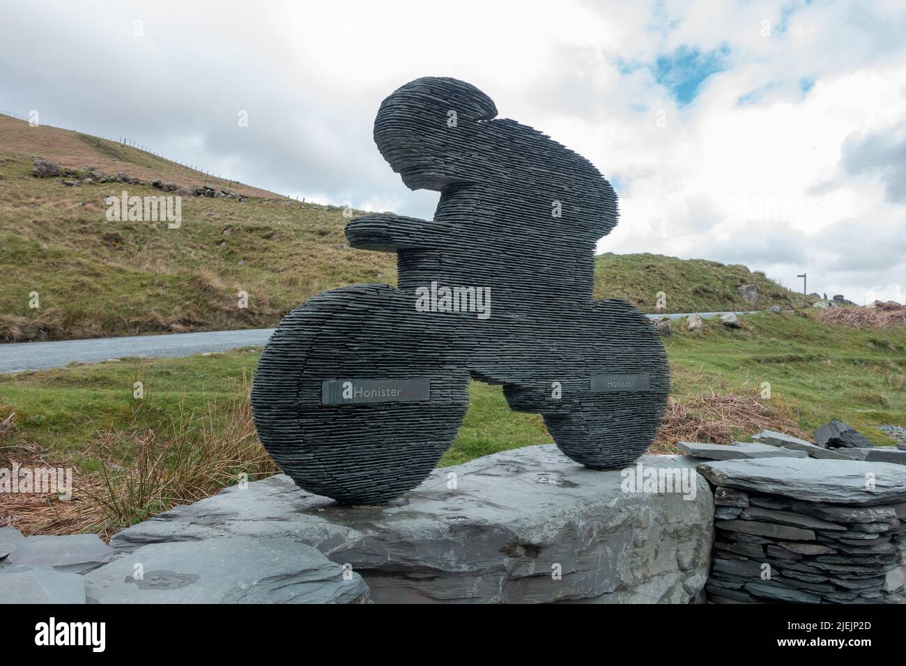 Sculpture en ardoise d'un cycliste à la mine Honister Slate, Cumbria, Lake District UK Banque D'Images