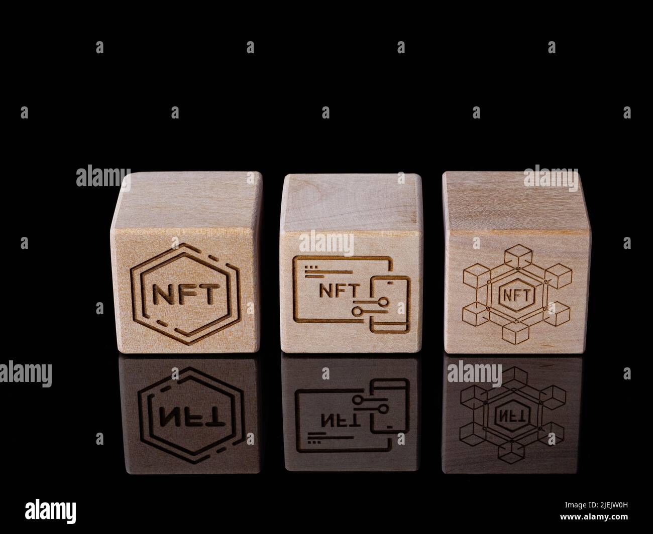 Symboles NFT sur les blocs de bois comme concept d'utilisation de jetons non fongibles Banque D'Images