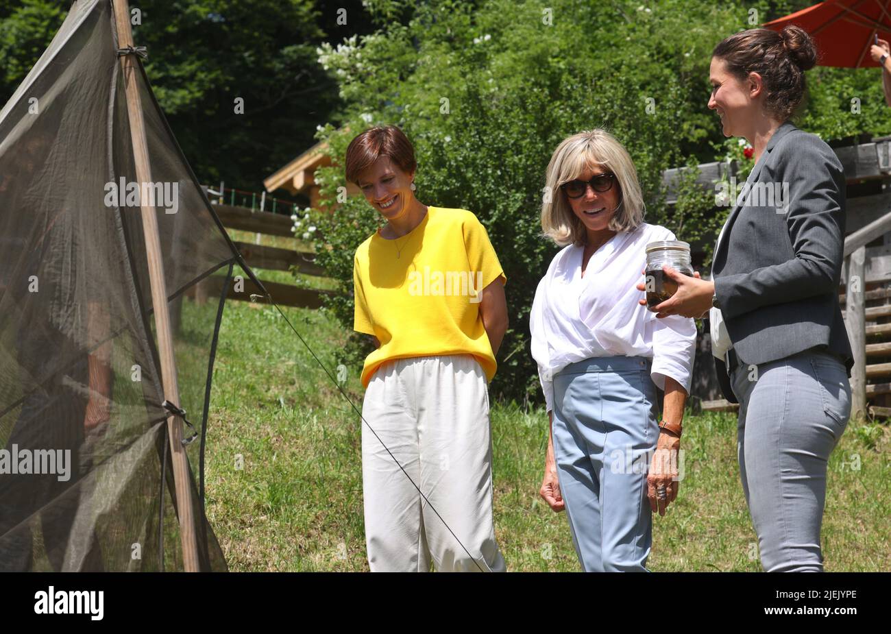 Elmau, Allemagne. 27th juin 2022. Veronika Hierlmeier, du Centre bavarois pour la conservation des espèces, présente des insectes dans un bocal à la hutte d'Elmauer Alm, Amélie Derbaudrenghien, partenaire du président du Conseil de l'UE Charles Michel (l) et Brigitte Macron, épouse du président français Emmanuel Macron. Credit: Karl-Josef Hildenbrand/dpa/Alay Live News Banque D'Images