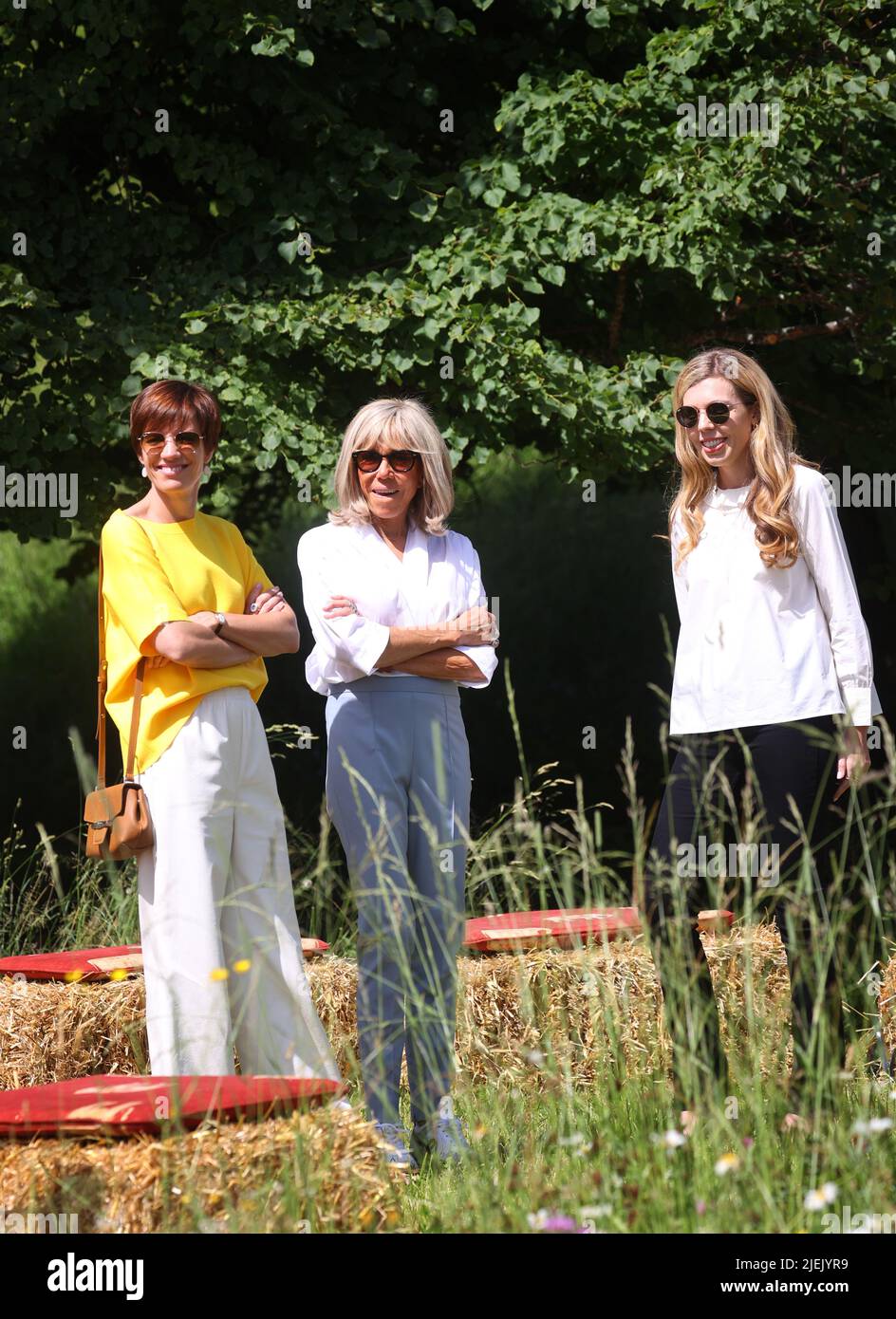 Elmau, Allemagne. 27th juin 2022. Amelie Derbaudrenghien, associée du président du Conseil de l'UE Charles Michel (l-r), Brigitte Macron, épouse du président français Emmanuel Macron, et Carrie Johnson, épouse du Premier ministre britannique Boris Johnson, assistent à une réunion avec le groupe de biathlon olympique junior Werdenfels dans le cadre du programme partenaire. Credit: Karl-Josef Hildenbrand/dpa/Alay Live News Banque D'Images