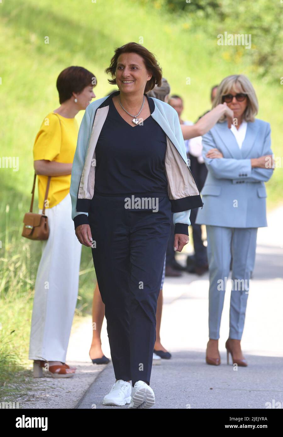 Elmau, Allemagne. 27th juin 2022. Amelie Derbaudrenghien, associée du président du Conseil de l'UE Charles Michel (l-r), Britta Ernst, épouse de la chancelière allemande OLAF Scholz (SPD), et Brigitte Macron, épouse du président français Emmanuel Macron, assistent à une réunion avec le groupe de biathlon olympique junior Werdenfels dans le cadre du programme partenaire. Credit: Karl-Josef Hildenbrand/dpa/Alay Live News Banque D'Images