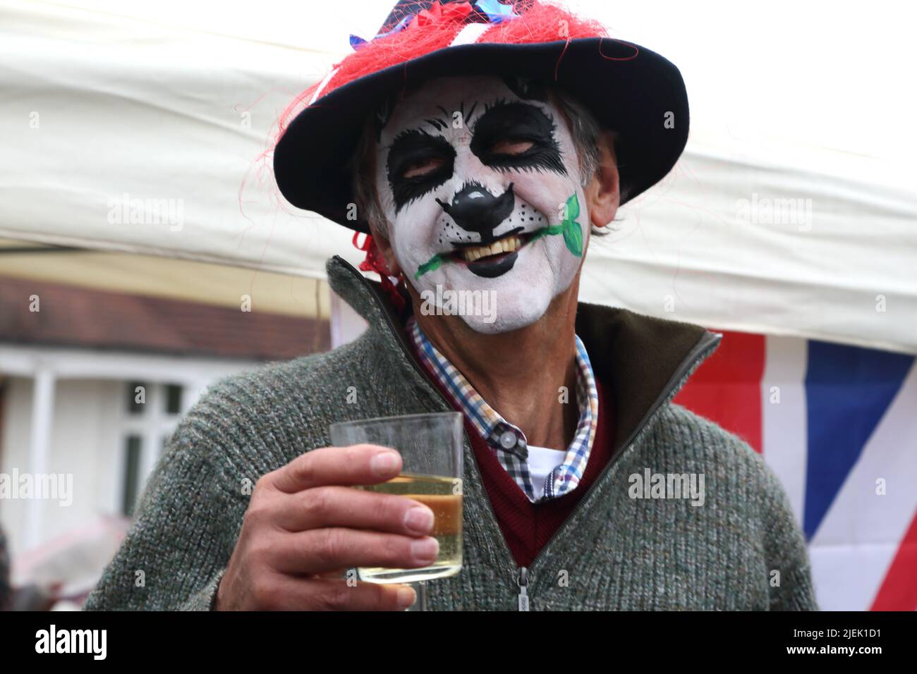 Homme avec Panda face Paint et chapeau à la reine Elizabeth II Platinum Jubilee Street Party Surrey Angleterre Banque D'Images