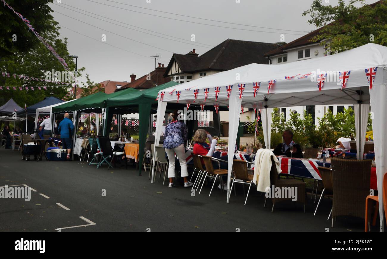 Belvédères temporaires sur la route pour la fête de rue célébrant la Reine Elizabeth II Platinum Jubilee Surrey Angleterre Banque D'Images