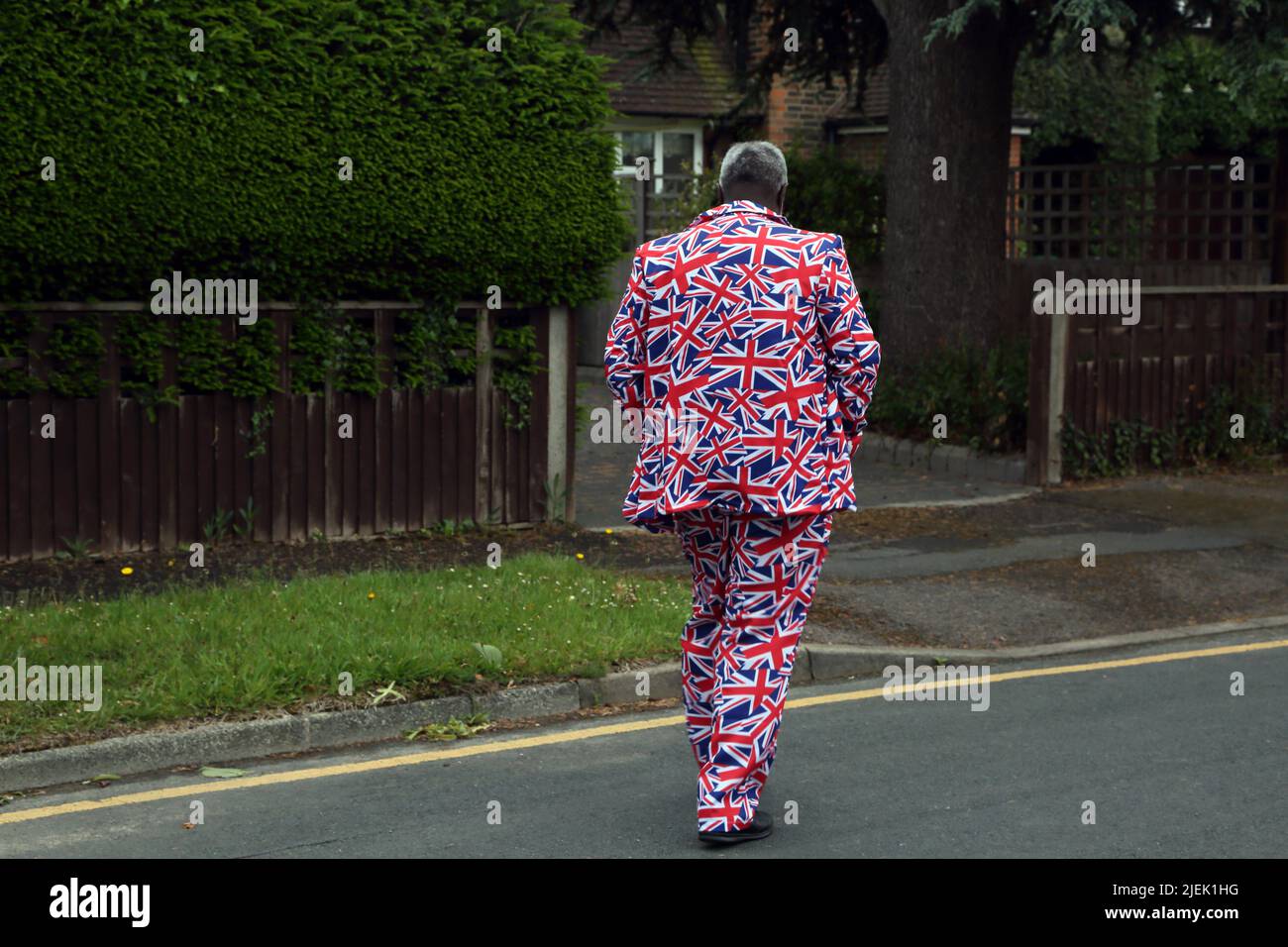 Homme portant un costume Union Jack pour la reine Elizabeth II Platinum Jubilee Street Party Surrey Angleterre Banque D'Images