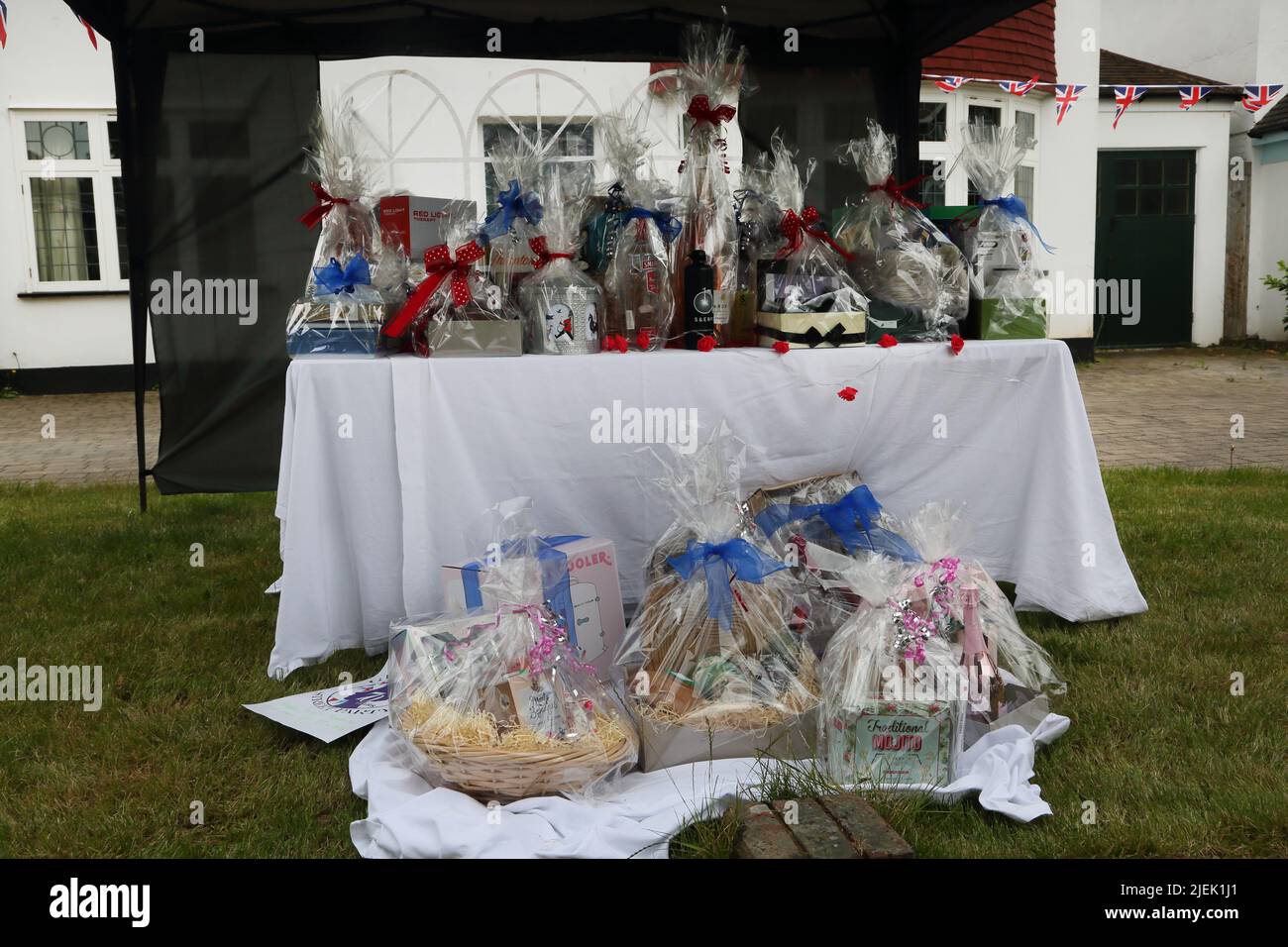 Prix de tombola à la Reine Elizabeth II Platinum Jubilee Street Party Surrey England Banque D'Images