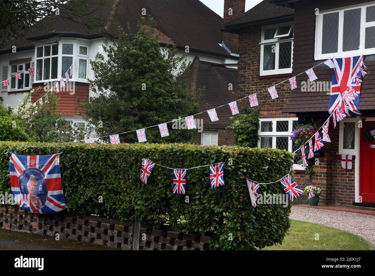 Maison décorée avec Union Jack Bunting contre la reine Elizabeth II Platinum Jubilee Street Party Surrey Angleterre Banque D'Images